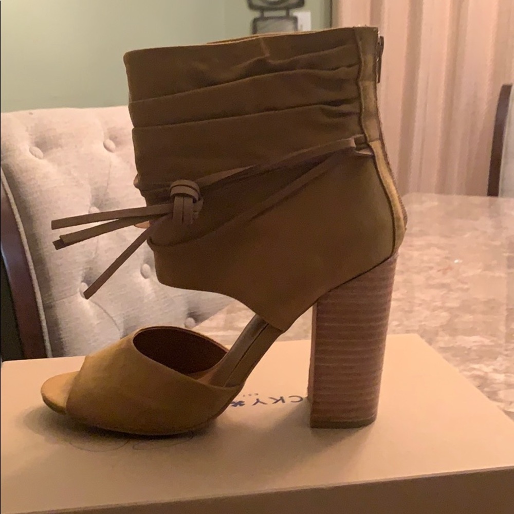 Tan Sandals, size 10.  Great condition.  Mojo Moxy brand.